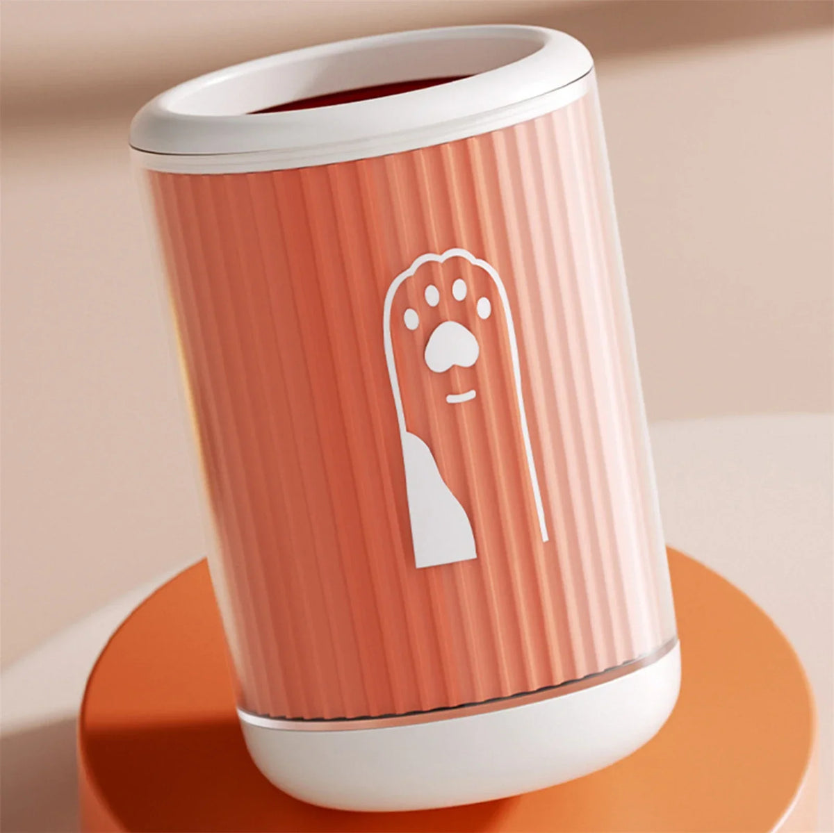Gobelet nettoyant compact pour pattes